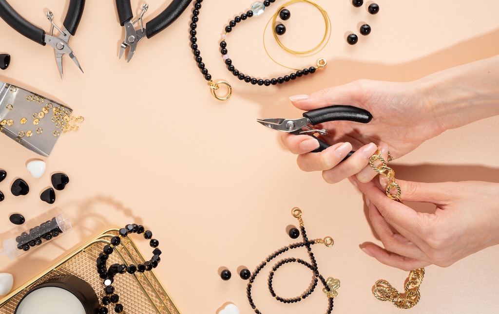 Tools and accessories for DIY jewelry in the workplace.